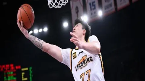 冰壶激战：中意对决世界锦标赛循环赛日